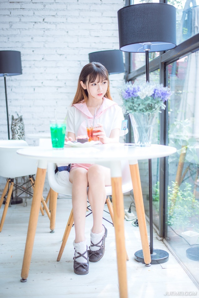 “唉~”